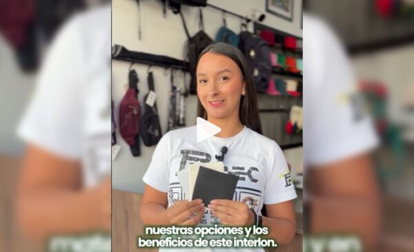 Valentina sujetando interlón en sus manos
